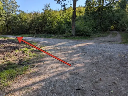 Rozcestí štěrkových cest pod Chocholou, červená šipka ukazuje doleva