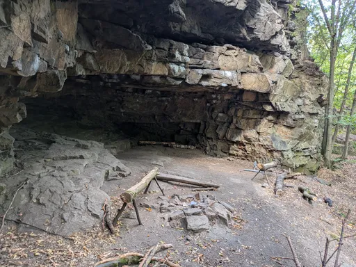 Jeskyně pod skalním převisem se suchým dnem a stopami po ohništi