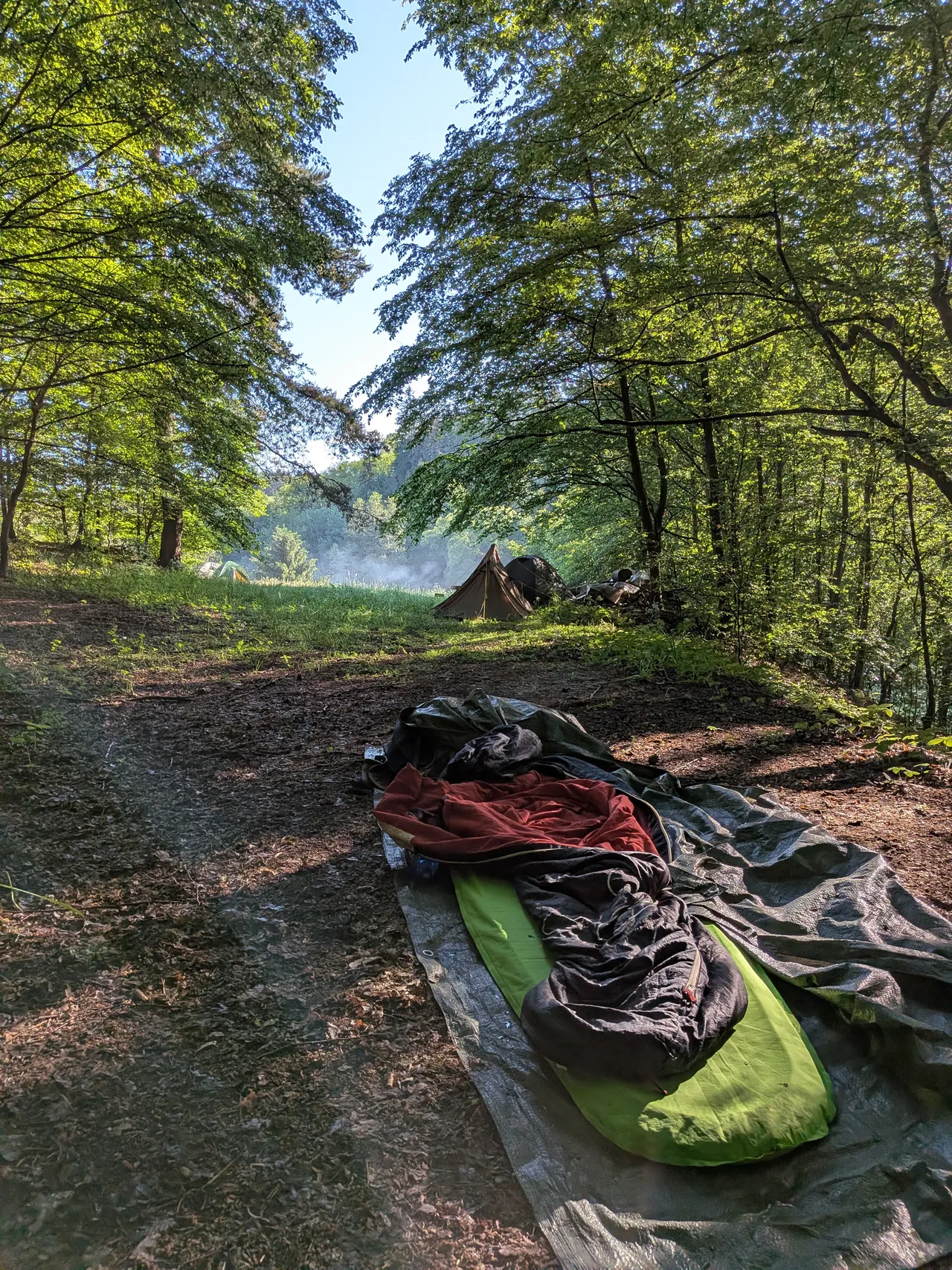 Spal jsem venku pod širákem