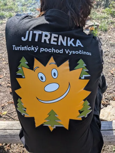 Záda trička s nápisem JITŘENKA — Turistický pochod Vysočinou a obrázkem usměvavého slunce se smrky.
