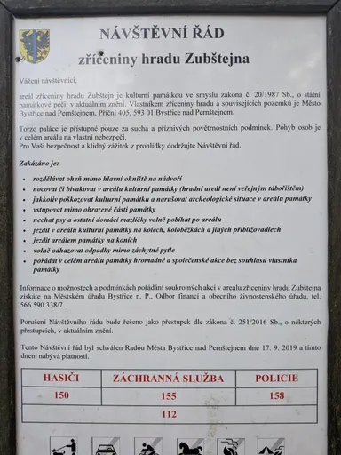 Tabule s návštěvním řádem zříceniny hradu Zubštejna se seznamem zákazů a telefonními čísly tísňových linek.