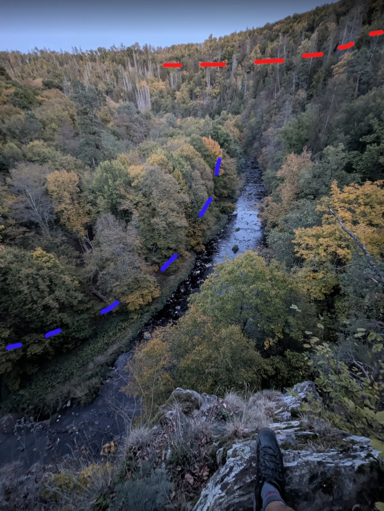Červená po hřebeni, modrá čárkovaná podél řeky