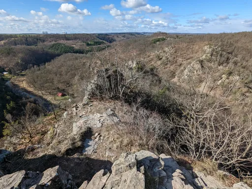 Zimní výhled ze skal u Levnova do údolí Oslavy, vzadu na obzoru elektrárna Dukovany.