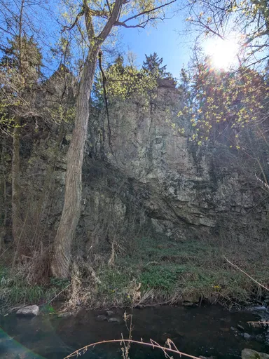 Skalní stěna nad Libochovkou
