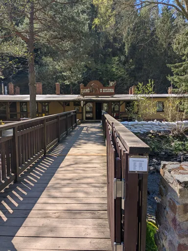 Dřevěný most přes řeku k restauraci Ranč U Bizona