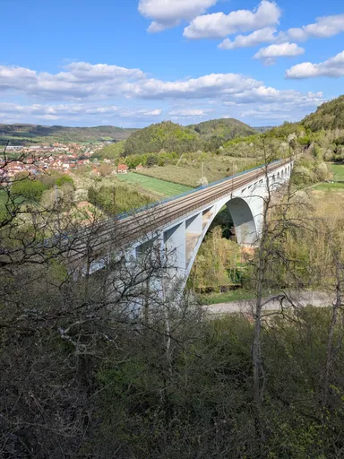 Železniční viadukt u Dolních Louček z lesního svahu