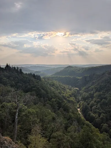 Letní výhled z Velké skály do údolí Oslavy, slunce prosvítá mraky.