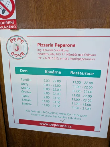 Cedule s otevírací dobou kavárny a restaurace Pizzeria Peperone v Náměšti nad Oslavou.