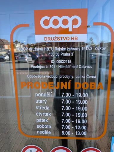 Prodejní doba na skleněných dveřích prodejny COOP v Náměšti nad Oslavou.