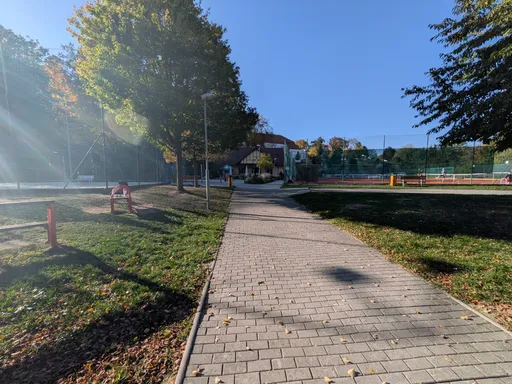 Dlážděný chodník kolem sportovišť a tenisových kurtů v Náměšti nad Oslavou.