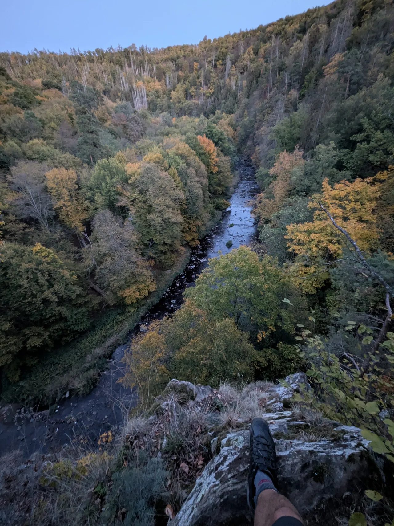Červená nahoře, cesta u řeky dole
