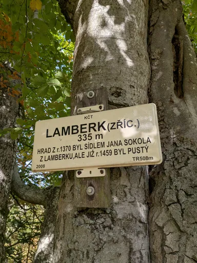 Turistická cedule Lamberk (zříc.) 335 m připevněná na kmeni buku.