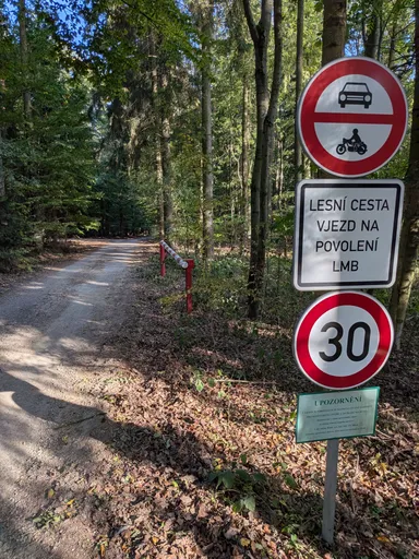Začátek lesní cesty Lesů města Brna se zákazem vjezdu a omezením na 30 km/h