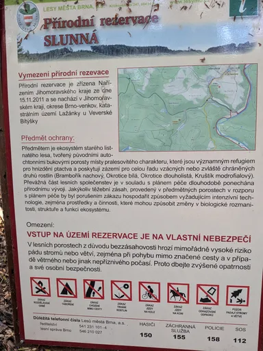 Informační tabule Přírodní rezervace Slunná od Lesů města Brna s mapou a zákazy